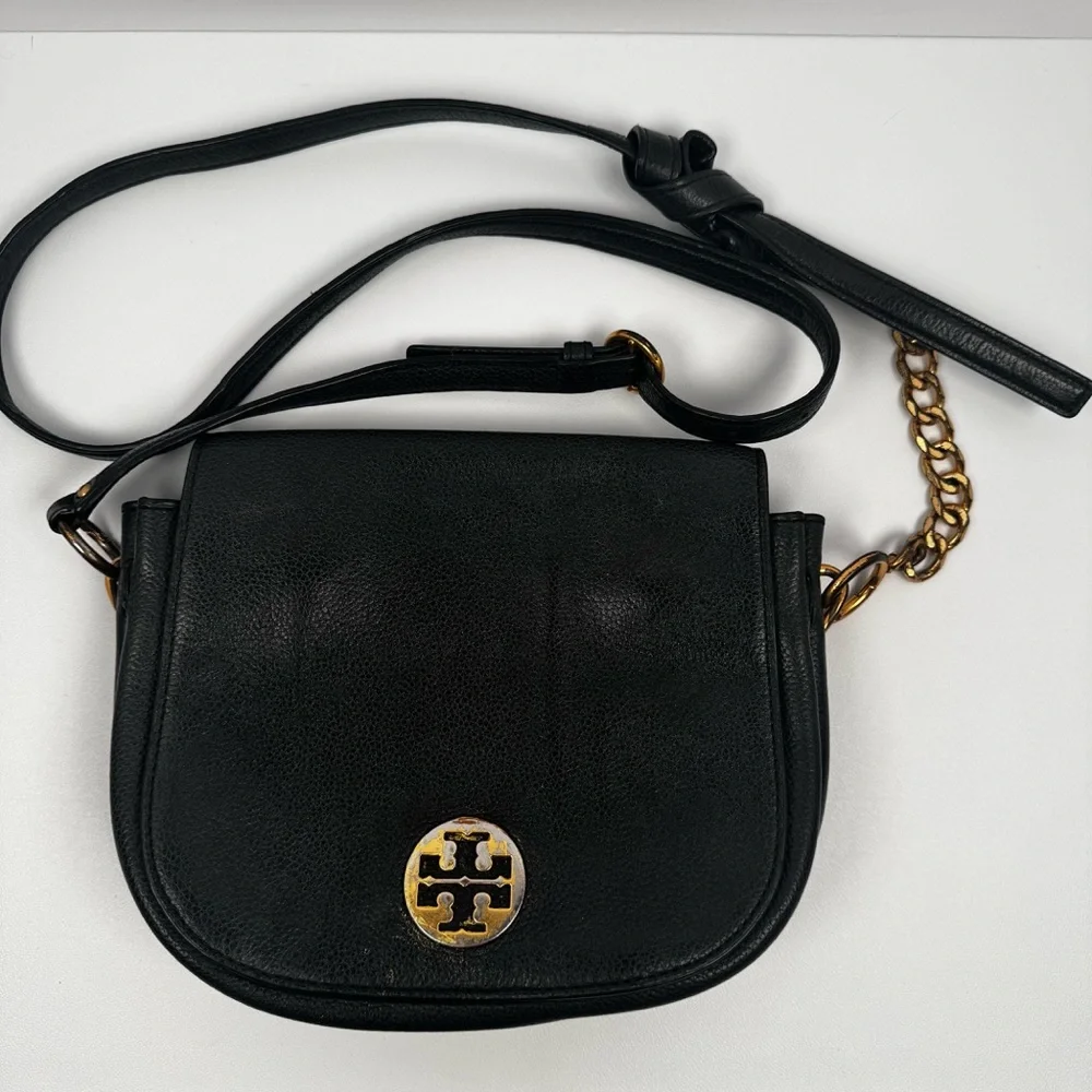 Tory Burch Everly Leather Flap Saddle Bag In Black